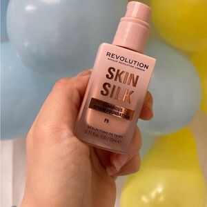 Makeup revolution Skin Silk Serum Foundation